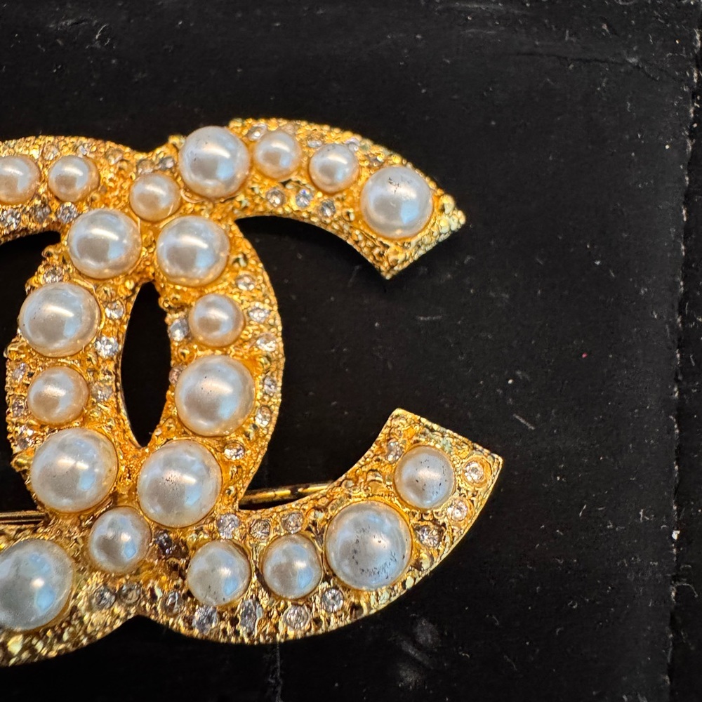 CHANEL Gold and Pearl Brooch - Picture 4 of 14